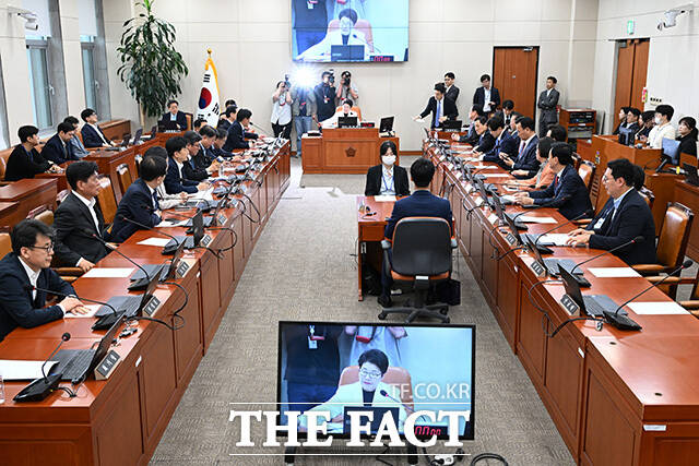 '청문회 닷새 만에 신현송 한은 총재 후보자 인사청문보고서 채택' 의사봉 두드리는 임이자 재정경제기획위원장.