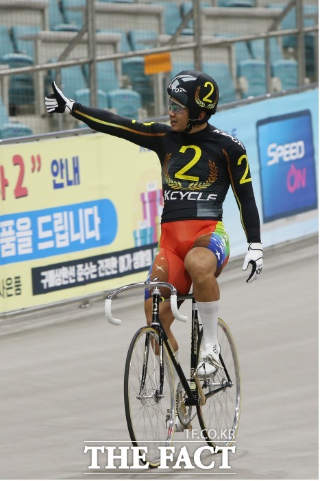 특선급 경주에서 우승한 정종진이 엄지손가락을 치켜들며 기뻐하고 있다./국민체육진흥공단