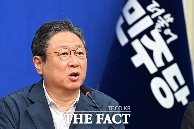 기자간담회 열고 6.3지방선거 전략공천 관련 발언하는 정 대표.