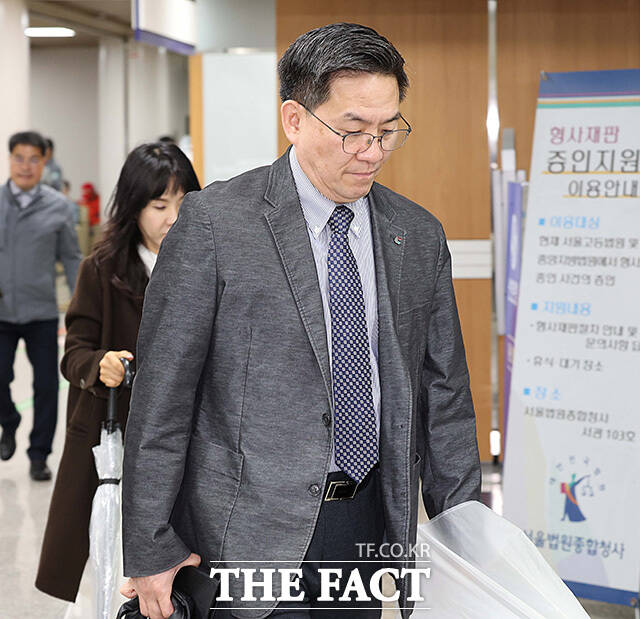 법정으로 입장하고 있는 이 전 수방사령관.