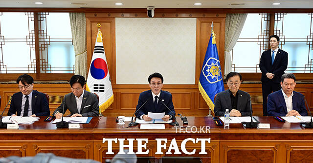 김민석 국무총리(왼쪽)가 20일 오전 서울 종로구 정부서울청사에서 열린 새만금 전북 대혁신 TF 2차 회의에 참석해 모두발언을 하고 있다. /임영무 기자