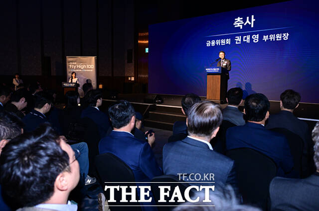 장민영 IBK기업은행장(왼쪽 세 번째)과 권대영 금융위원회 부위원장(오른쪽 세 번째) 등 내빈들이 20일 서울 강남구 그랜드 인터컨티넨탈 서울 파르나스에서 열린 'IBK창공 플라이하이 100' 개막식에 참석해 기념촬영을 하고 있다.