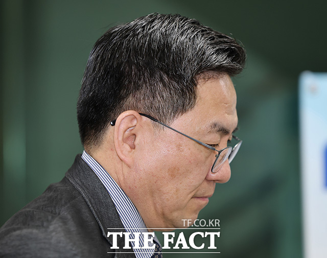 법정으로 입장하고 있는 이 전 수방사령관.