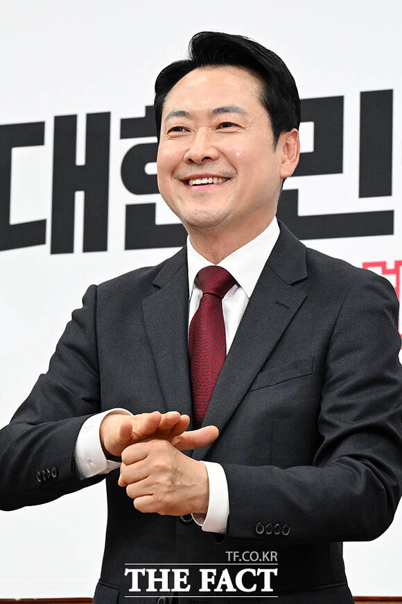 수어로 인사하는 장동혁 대표.