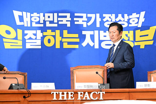 기자간담회 열고 6.3지방선거 전략공천 관련 발언하는 정 대표.