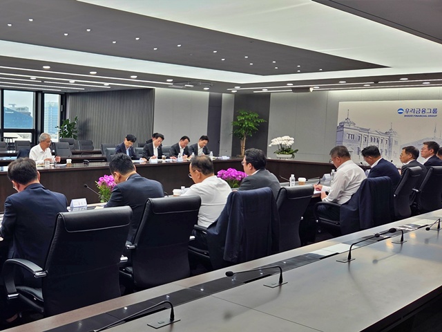 지난 17일 우리금융그룹이 임종룡 회장 주재로 '4월 첨단전략산업금융협의회'를 개최했다. 이날 임 회장(뒷줄 왼쪽 첫 번째)은 생산적·포용적 금융의 골든타임을 강조하며 지원 속도를 높일 것을 당부했다. /우리금융그룹
