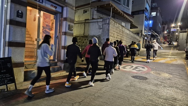 중구는 지역 특성에 맞춘 동별 러닝 프로그램을 운영 중이다. 사진은 회현동 러닝 프로그램에서 참가자들이 활동하는 모습. /중구