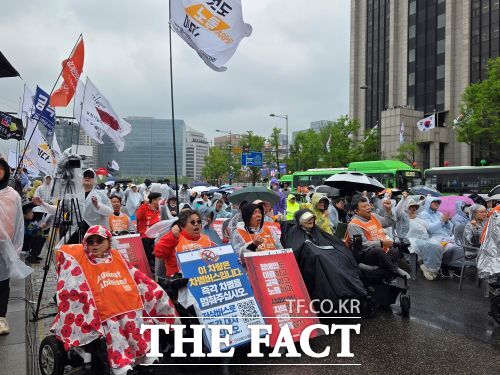 전국장애인차별철폐연대(전장연) 등 207개 단체로 구성된 420장애인차별철폐공동투쟁단(공동투쟁단)은 20일 오후 2시부터 서울 광화문 서십자각터 앞에서 420 장애인차별철폐투쟁의 날 1박2일 결의대회를 진행했다. /김태연 기자