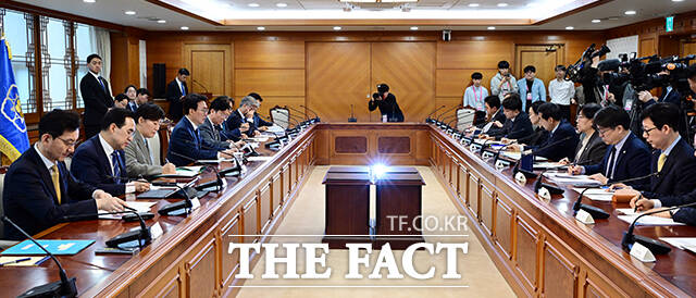 김민석 국무총리가 20일 오전 서울 종로구 정부서울청사에서 열린 비상경제본부회의에 참석해 모두발언을 하고 있다. /임영무 기자