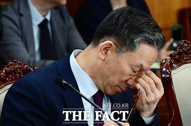 정성호 법무부 장관이 14일 오후 서울 종로구 정부서울청사에서 열린 공명선거 관계장관회의에 참석해 생각에 잠겨 있다. /임영무 기자