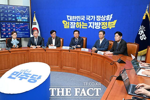 기자간담회 열고 6.3지방선거 전략공천 관련 발언하는 정 대표.