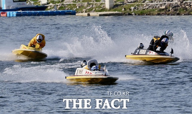 1번 박원규(흰색)가 가장 빨리 결승선을 향해 질주하고 있다./국민체육진흥공단