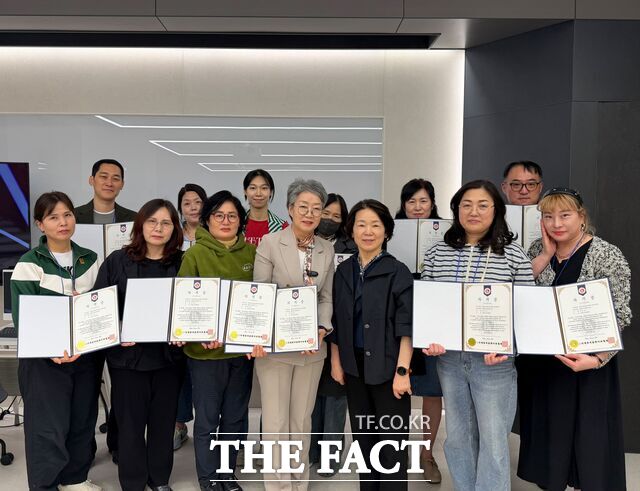 건양사이버대학교 글로벌뷰티학과 학생들이 자격증을 취득한 후 기념 촬영을 하고 있다. /건양사이버대