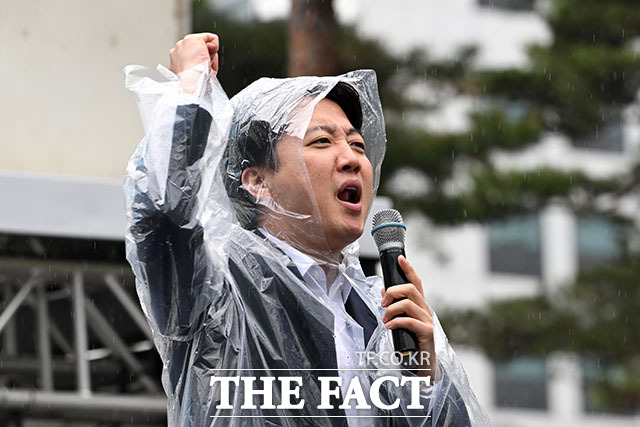 이준석 개혁신당 대표가 ‘거주시설 장애인 권리 선포 대회’에 참석해 발언을 하고 있다.