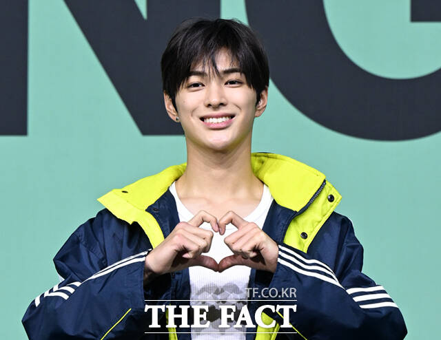 코르티스 마틴, 주훈, 건호, 성현, 제임스(왼쪽부터)가 20일 오후 서울 광진구 예스24 라이브홀에서 열린 미니2집 '그린그린(GREENGREEN)' 타이틀곡 '레드레드(REDRED)' 발표 기념 미디어 쇼케이스에 참석해 포즈를 취하고 있다. /이새롬 기자