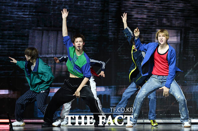 코르티스가 20일 오후 서울 광진구 예스24 라이브홀에서 열린 미니2집 '그린그린(GREENGREEN)' 타이틀곡 '레드레드(REDRED)' 발표 기념 미디어 쇼케이스에서 타이틀곡 무대를 선보이고 있다. /이새롬 기자