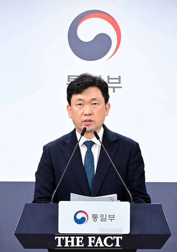 윤민호 통일부 대변인이 20일 오전 서울 종로구 정부서울청사에서 현안 관련 정례브리핑을 하고 있다. /임영무 기자