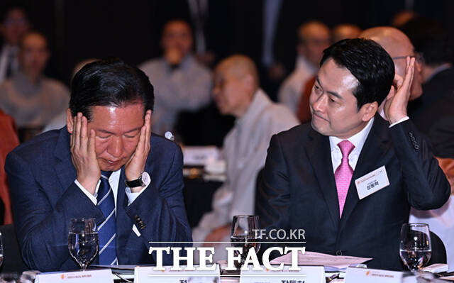 정청래 더불어민주당 대표(왼쪽)와 장동혁 국민의힘 대표가 20일 오후 서울 중구 신라호텔 에서 열린 불기 2570년 대한민국 불교도 봉축대법회에 나란히 참석해 있다. /이새롬 기자