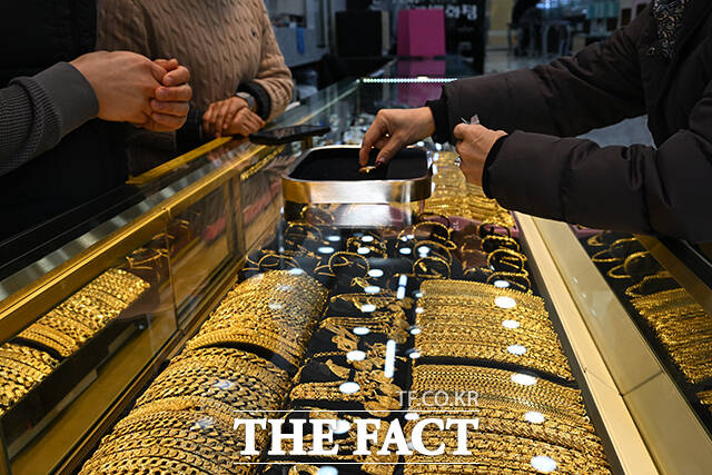 중동발 지정학적 리스크가 다시 불거지며 그동안 '안전자산'으로 여겨진 금값이 100만원선 아래로 밀려났다. /서예원 기자