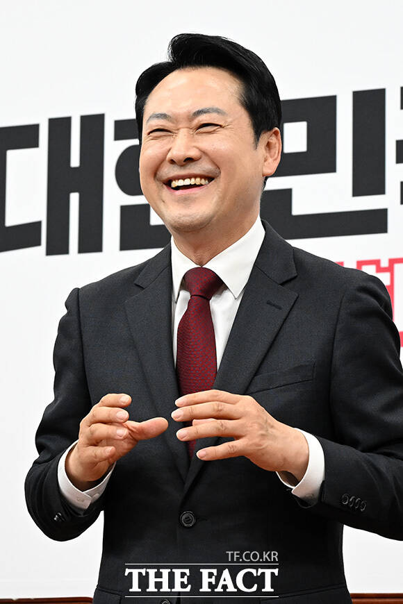 수어로 인사하는 장동혁 대표.