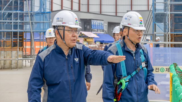 김태진 GS건설 사장은 대표이사 취임 이후 첫 안전경영 행보로 지난 16~17일 대구, 경북지역에 위치한 GS건설 현장을 방문해 안전상황을 점검하고 근로자들과 소통의 시간을 가졌다. 사진은 김태진 사장(사진 왼쪽)이 아파트 건설현장을 방문해 안전 점검하고 있는 모습. /GS건설