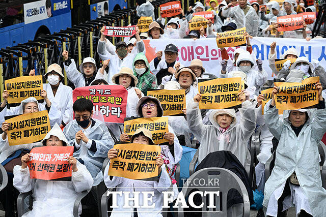 이준석 개혁신당 대표가 ‘거주시설 장애인 권리 선포 대회’에 참석해 발언을 하고 있다.