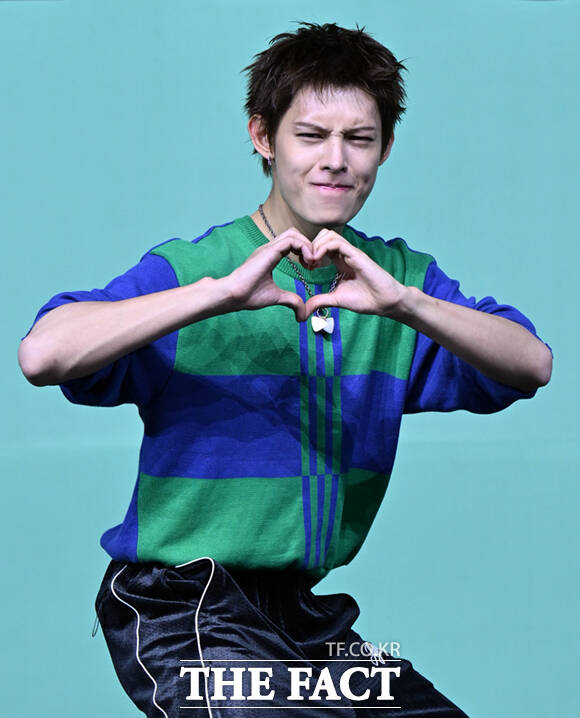 코르티스 마틴, 주훈, 건호, 성현, 제임스(왼쪽부터)가 20일 오후 서울 광진구 예스24 라이브홀에서 열린 미니2집 '그린그린(GREENGREEN)' 타이틀곡 '레드레드(REDRED)' 발표 기념 미디어 쇼케이스에 참석해 포즈를 취하고 있다. /이새롬 기자