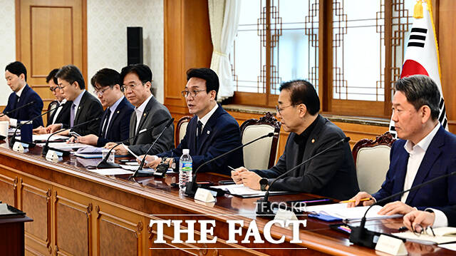 김민석 국무총리(왼쪽)가 20일 오전 서울 종로구 정부서울청사에서 열린 새만금 전북 대혁신 TF 2차 회의에 참석해 모두발언을 하고 있다. /임영무 기자