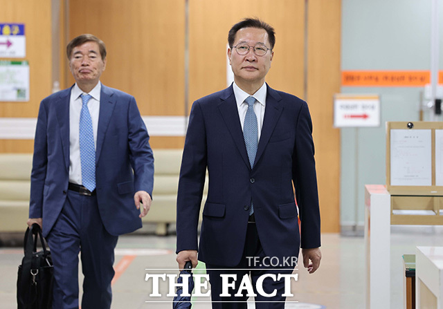 법정에 입장하고 있는 박 전 장관.