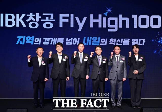 장민영 IBK기업은행장(왼쪽 세 번째)과 권대영 금융위원회 부위원장(오른쪽 세 번째) 등 내빈들이 20일 서울 강남구 그랜드 인터컨티넨탈 서울 파르나스에서 열린 'IBK창공 플라이하이 100' 개막식에 참석해 기념촬영을 하고 있다.