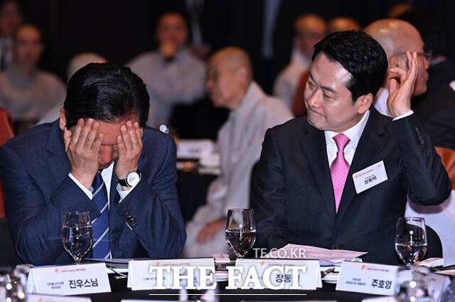 정청래 더불어민주당 대표(왼쪽)와 장동혁 국민의힘 대표가 20일 오후 서울 중구 신라호텔에서 열린 ‘불기2570년 부처님오신날맞이 대한민국불교도 봉축대법회’에서 만나 인사를 하고 있다.