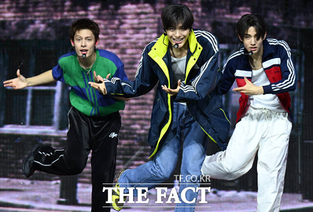 코르티스가 20일 오후 서울 광진구 예스24 라이브홀에서 열린 미니2집 '그린그린(GREENGREEN)' 타이틀곡 '레드레드(REDRED)' 발표 기념 미디어 쇼케이스에서 타이틀곡 무대를 선보이고 있다. /이새롬 기자