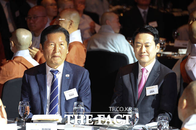 정청래 더불어민주당 대표(왼쪽)와 장동혁 국민의힘 대표가 20일 오후 서울 중구 신라호텔에서 열린 ‘불기2570년 부처님오신날맞이 대한민국불교도 봉축대법회’에서 만나 인사를 하고 있다.