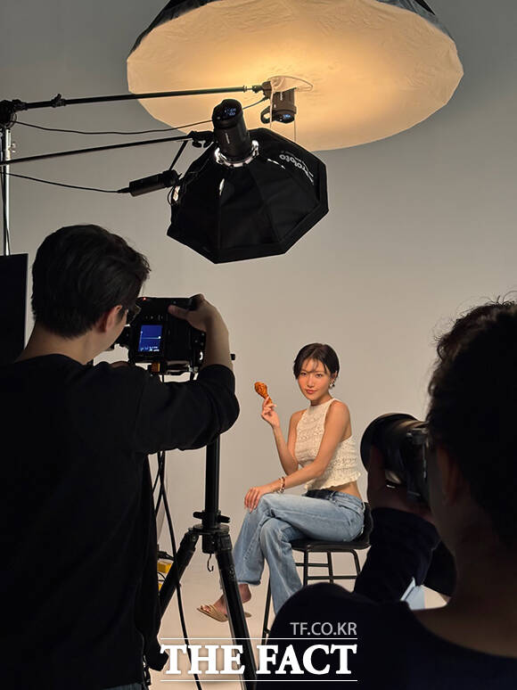 대한민국 대표 치킨 프랜차이즈 ㈜멕시카나가 20일 브랜드 전속 모델인 가수 화사와 함께한 지면 광고 촬영을 성공적으로 마쳤다. /멕시카나치킨