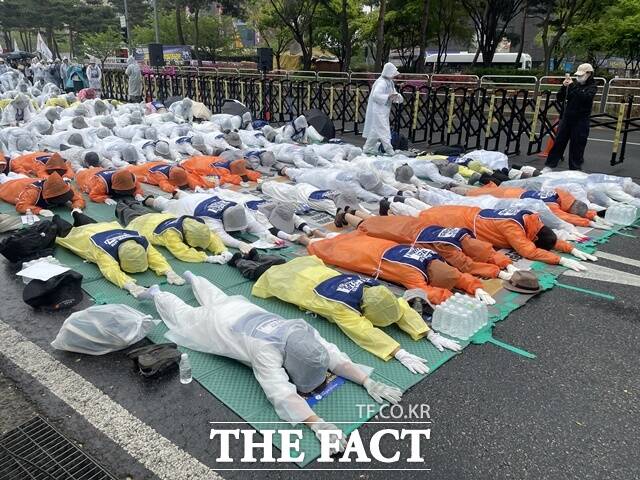 전국장애인부모연대는 20일 낮 12시께 국회의사당역 2번 출구 앞 의사당대로에서 장애인 시설 내 학대 사건의 국정조사 등을 촉구하는 오체투지에 나섰다. /진주영 기자