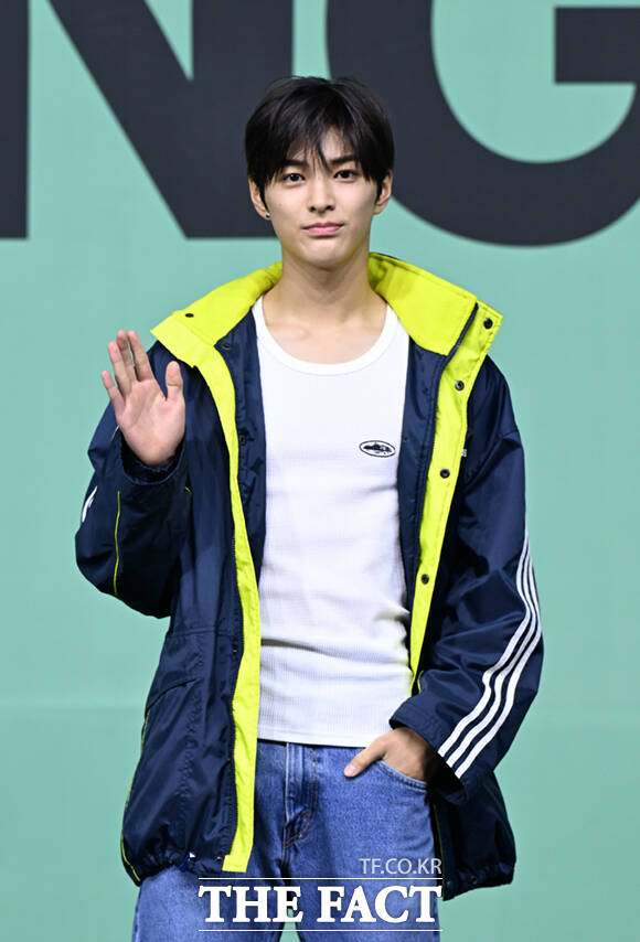 코르티스 마틴, 주훈, 건호, 성현, 제임스(왼쪽부터)가 20일 오후 서울 광진구 예스24 라이브홀에서 열린 미니2집 '그린그린(GREENGREEN)' 타이틀곡 '레드레드(REDRED)' 발표 기념 미디어 쇼케이스에 참석해 포즈를 취하고 있다. /이새롬 기자