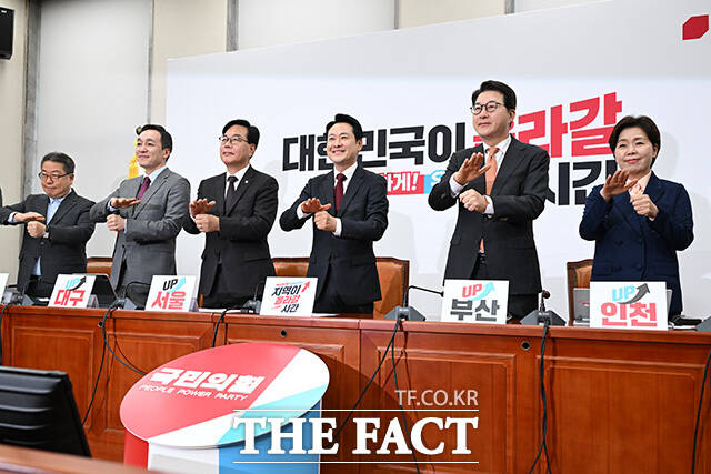 장동혁 국민의힘 대표(왼쪽 네번째)와 지도부가 20일 오전 서울 여의도 국회에서 열린 최고위원회의에서 장애인의 날을 맞아 수어로 인사를 하고 있다. /국회=남용희 기자