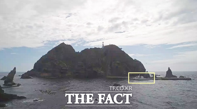 화상 간부회의를 위해 독도에 입도한 울릉군어업지도선(경북202호)이 독도 접안지에 정박해 있다. /울릉군청 홈페이지 동영상 갈무리