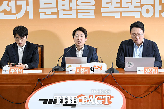 이준석 개혁신당 대표가 20일 오전 서울 여의도 국회에서 열린 개혁신당 최고위원회의에 참석해 모두발언을 하고 있다. /국회=서예원 기자