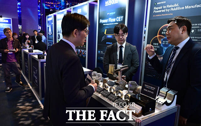 장민영 IBK기업은행장(왼쪽 세 번째)과 권대영 금융위원회 부위원장(오른쪽 세 번째) 등 내빈들이 20일 서울 강남구 그랜드 인터컨티넨탈 서울 파르나스에서 열린 'IBK창공 플라이하이 100' 개막식에 참석해 기념촬영을 하고 있다.