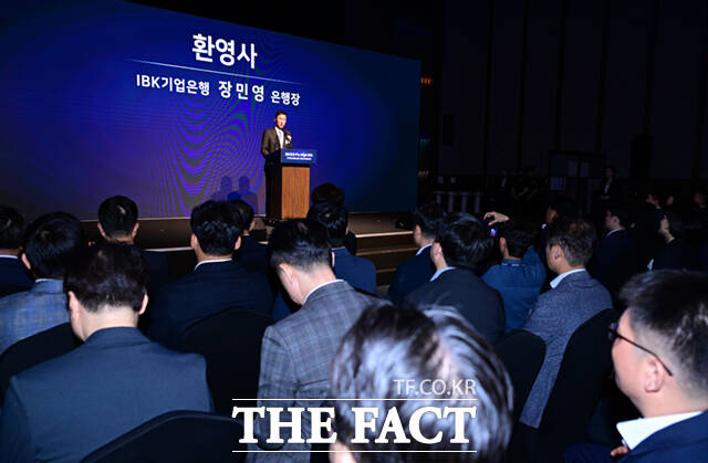 장민영 IBK기업은행장(왼쪽 세 번째)과 권대영 금융위원회 부위원장(오른쪽 세 번째) 등 내빈들이 20일 서울 강남구 그랜드 인터컨티넨탈 서울 파르나스에서 열린 'IBK창공 플라이하이 100' 개막식에 참석해 기념촬영을 하고 있다.