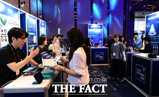 20일 서울 강남구 그랜드 인터컨티넨탈 서울 파르나스에서 IBK창공 플라이하이 100 이 열린 가운데, 참가 업체들이 부스를 운영하고 있다. /이새롬 기자