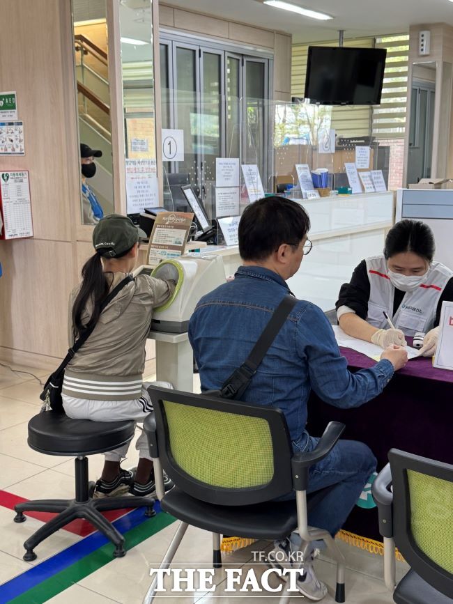 화성시자원봉사자와 의료진이 지난 19일 화성시 만세구보건소에서 외국인 주민 무료 진료를 하고 있다. /화성시