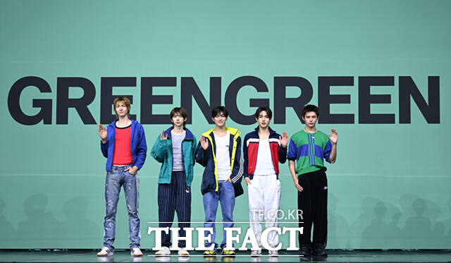 코르티스 마틴, 주훈, 건호, 성현, 제임스(왼쪽부터)가 20일 오후 서울 광진구 예스24 라이브홀에서 열린 미니2집 '그린그린(GREENGREEN)' 타이틀곡 '레드레드(REDRED)' 발표 기념 미디어 쇼케이스에 참석해 포즈를 취하고 있다. /이새롬 기자