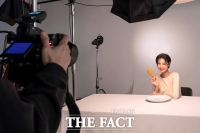  MZ세대 취향 저격 나선 멕시카나치킨…'화사 광고 비하인드컷 공개'