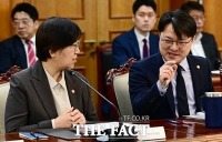  산업부 차관과 대화 나누는 정은경 보건복지부 장관 [포토]