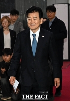  서울청사 들어서는 정동영 통일부 장관 [포토]