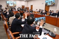  '증인·참고인 추가 출석 요구의 건' 거수표결하는 여야 의원들 [포토]