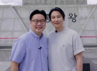  김남길, 서경덕 교수와 의기투합…뉴질랜드 학교에 교육 물품 지원