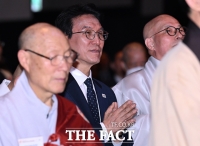  합장하는 김민석 국무총리 [포토]